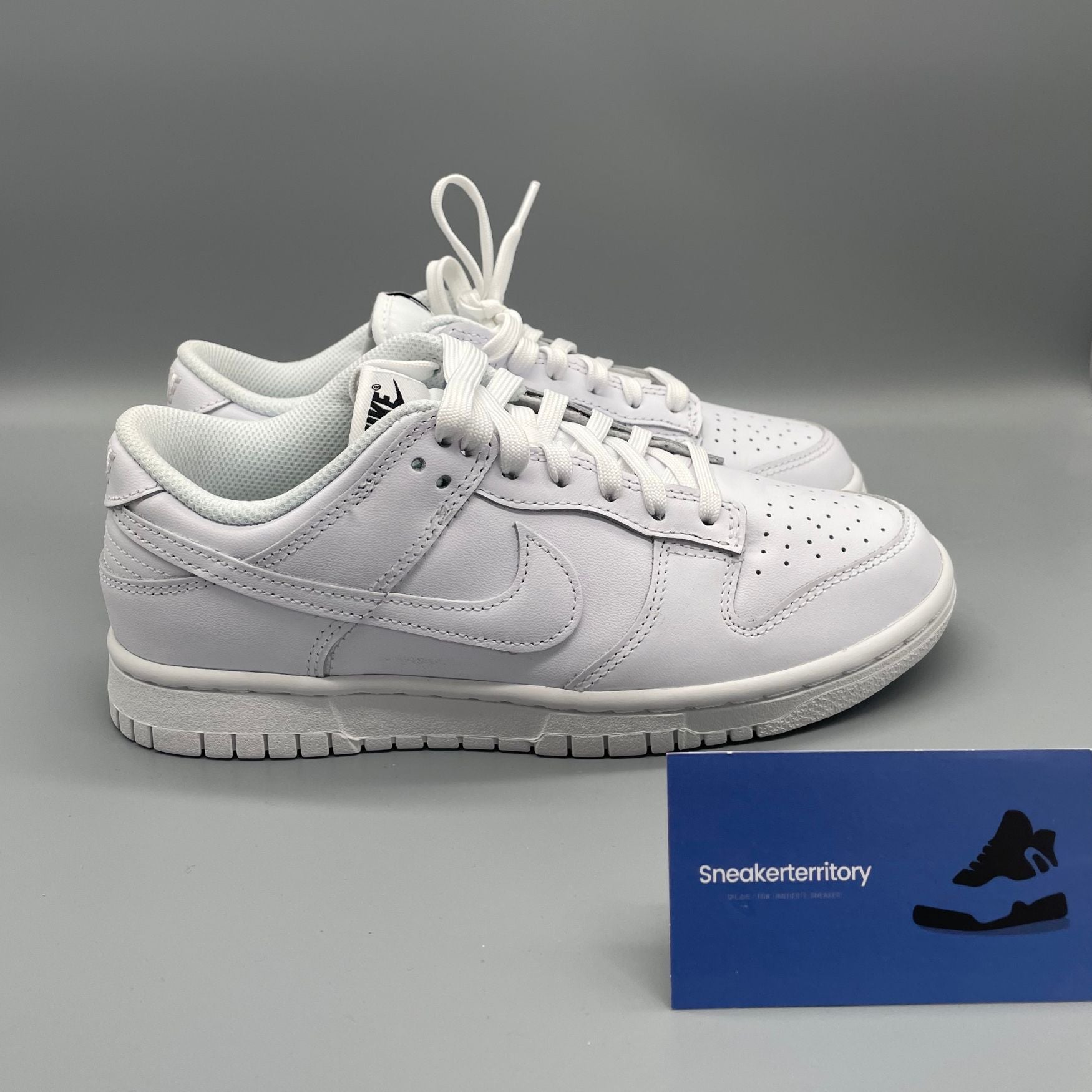 Nike dunk clearance low triple white